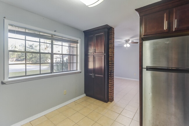 Building Photo - 1909 Kingfisher Dr