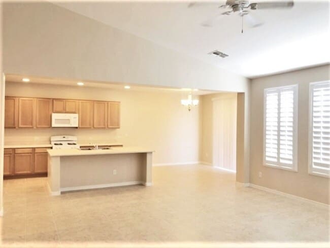 Foto del edificio - COMING SOON! A Beautiful 4 Bedroom / 2 Bat...