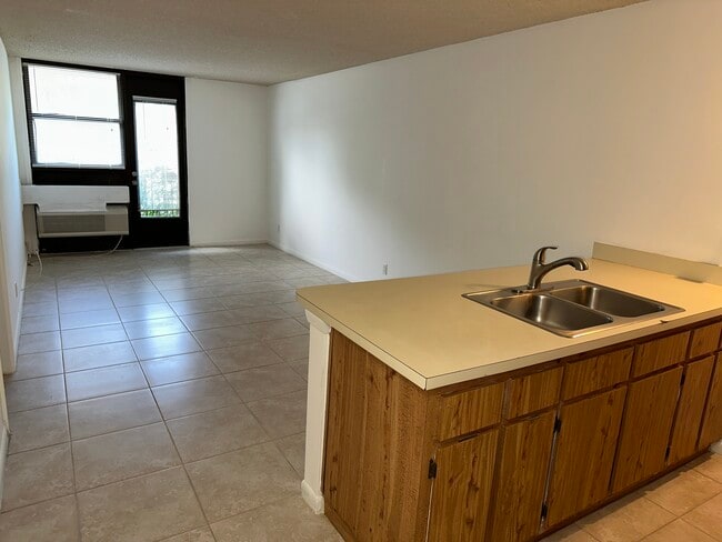Building Photo - 2771 Riverside Dr