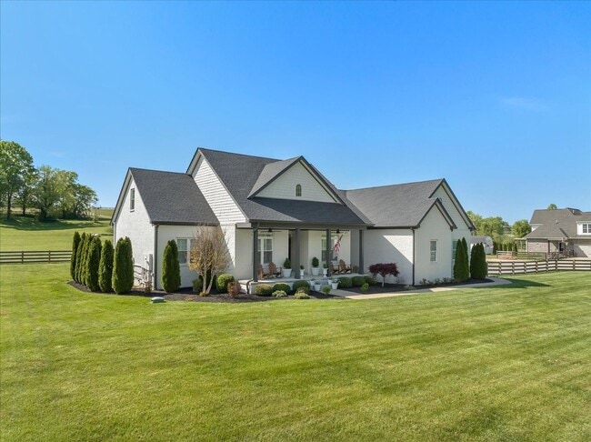 Foto del edificio - unning custom-built home on a full acre in...