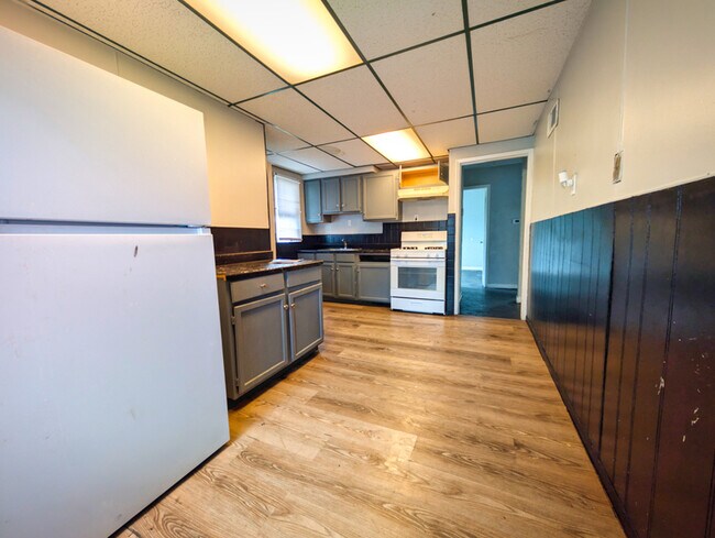 Building Photo - 7470 Sharon Dr