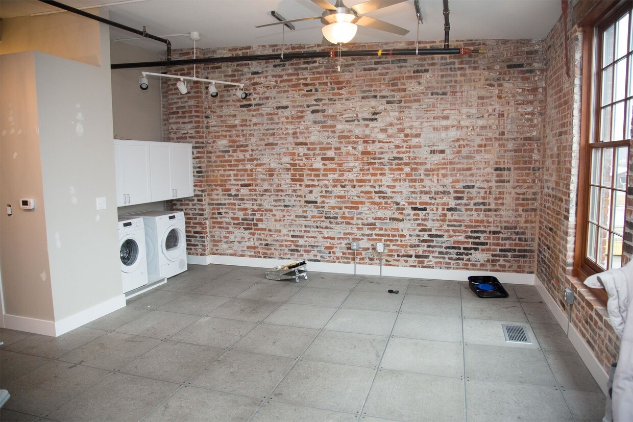 Foto principal - 333 E 10th St