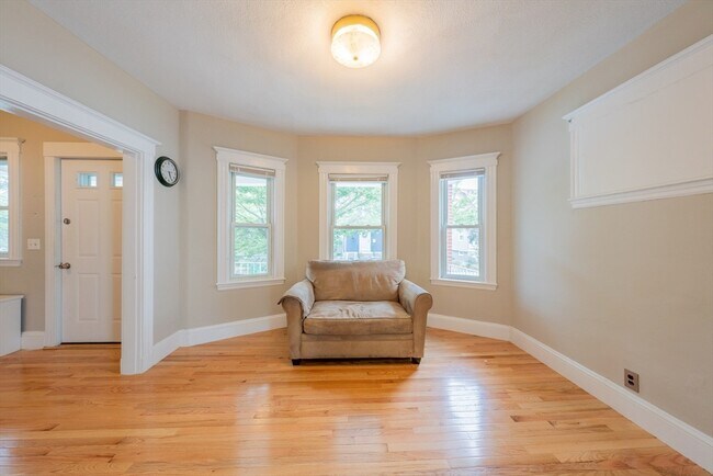 Foto del edificio - 34 Woodrow Ave