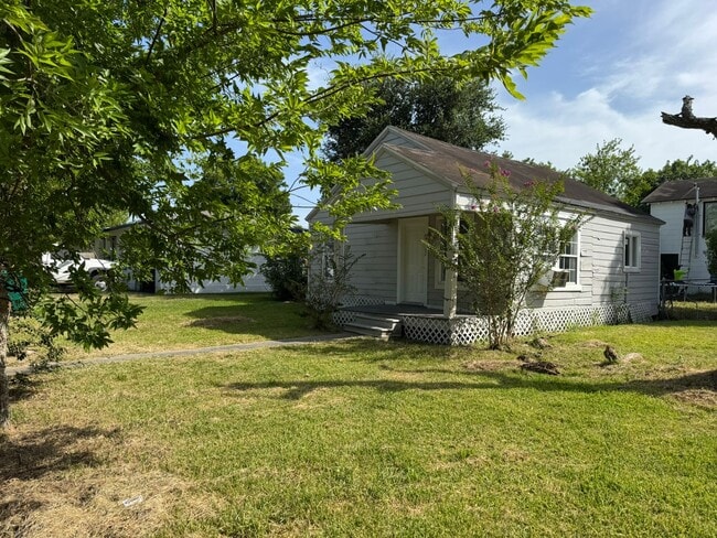 Building Photo - 702 Rosedale St