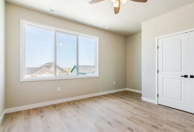 Foto del edificio - Modern Townhome in Beautiful Colbert Hills Golf Course Area
