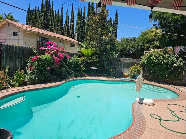 Building Photo - 9030 Rawhide Way