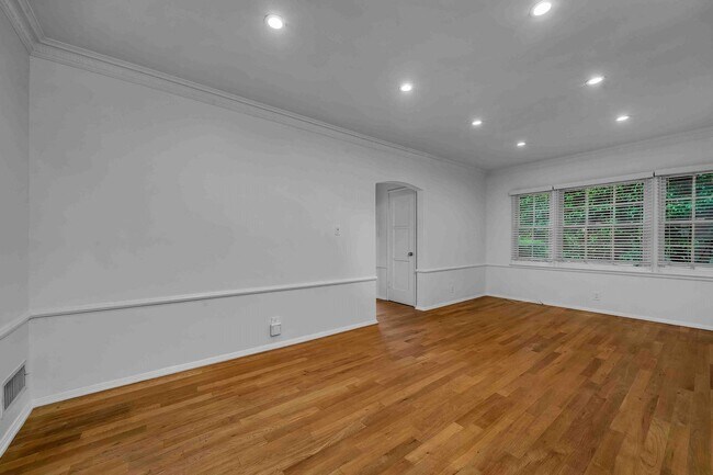 Foto del edificio - Large unit walking distance to the triangle!