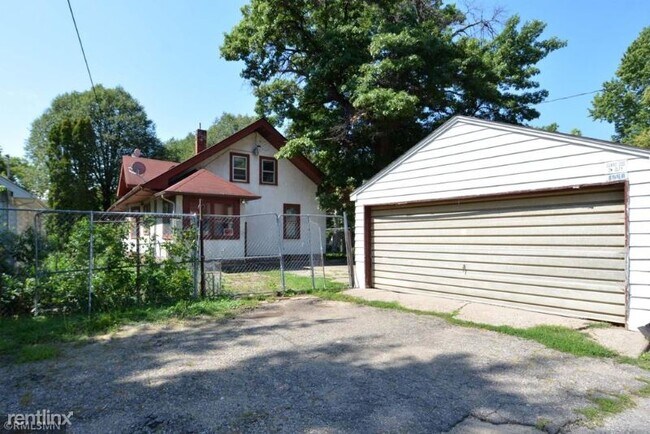Building Photo - 4 br, 1 bath House - 1558 Hillside Ave N