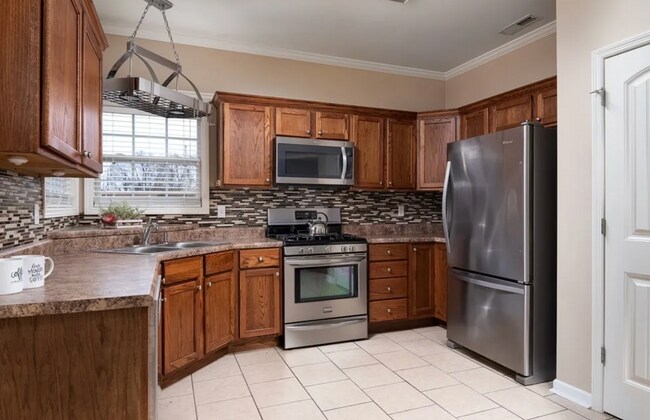 Building Photo - Freshly Updated 3/2 in Muscle Shoals!!