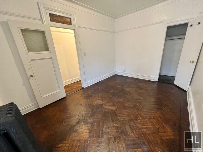 Building Photo - 3BR Flex 4BR 1300sft. Pre-War Next To Brow...