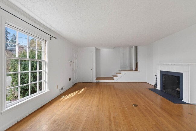 Foto del edificio - Vintage 3-bdrm/1-bdrm Alameda charmer—Many updates, large yard w/deck & raised beds