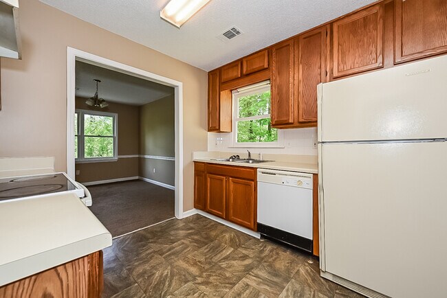 Building Photo - Newly renovated, large yard, a must see