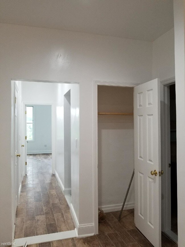 Building Photo - 541 Coster St