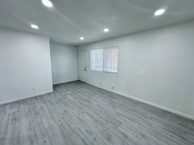 Building Photo - 4225 Stewart Ave