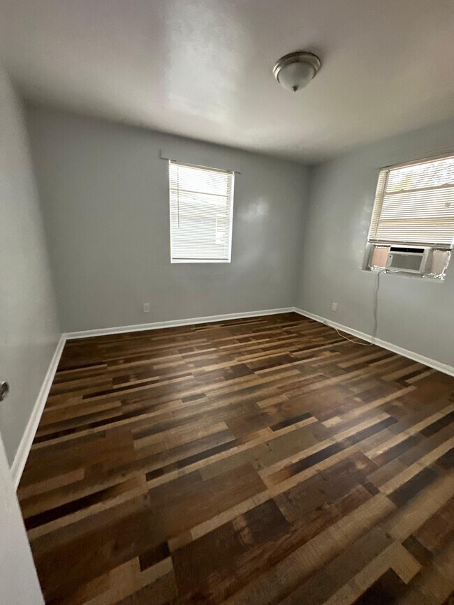 Building Photo - 2026 Palafox St