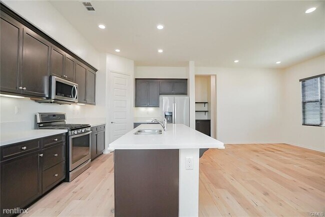 Building Photo - 3 br, 3 bath Condo - 79 Plateau