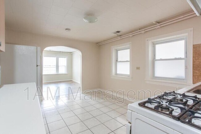 Building Photo - 3228 N Lawndale Ave