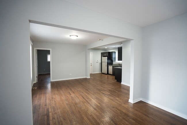 Building Photo - 2204 N Nagle Ave
