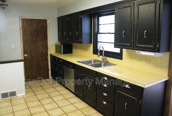 Building Photo - 891 Syringa Dr