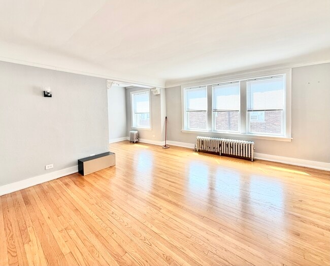 Building Photo - 2801 W Lunt Ave