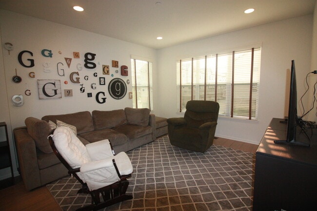 Building Photo - 325 Wildflower St