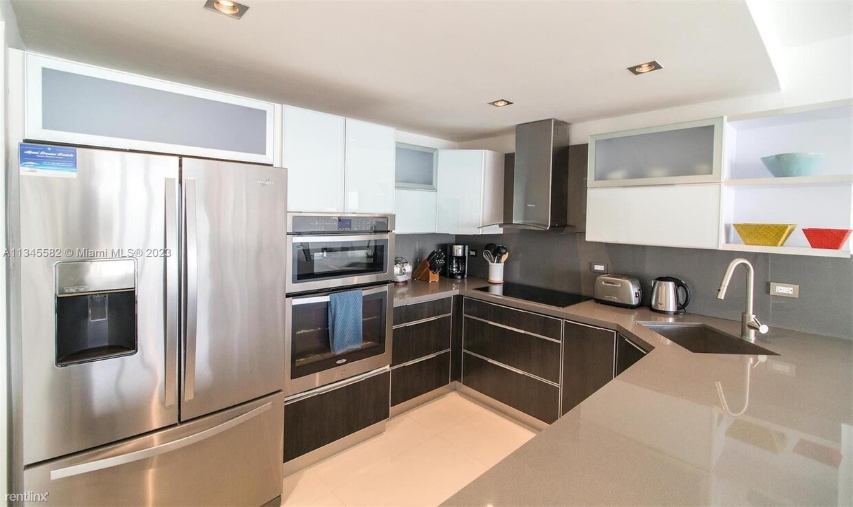 Primary Photo - 2 br, 2.5 bath House - 5601 Collins Ave Ap...
