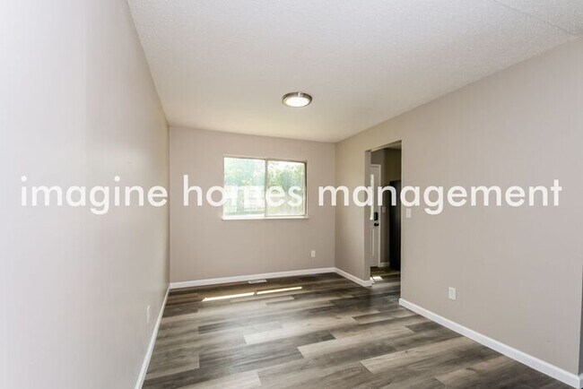 Building Photo - Pets Welcome! 3 Bedroom Split Level in St....