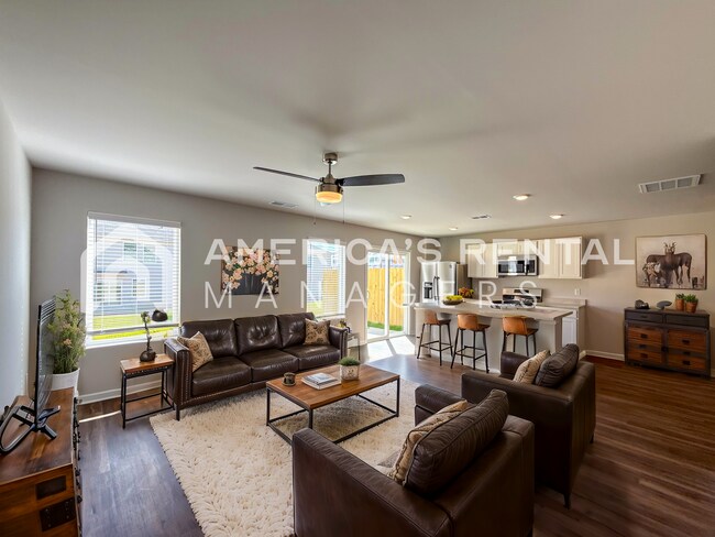 Building Photo - Escape to Lakeside Living in Lincoln! Get ...