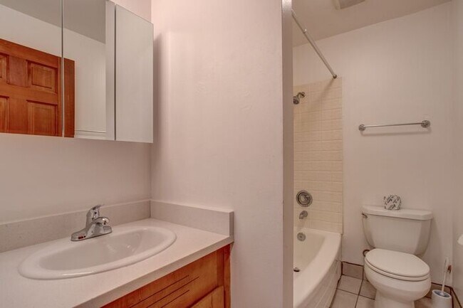 Foto del edificio - 2 bedroom one bath! Hurry Wont Last! Free ...