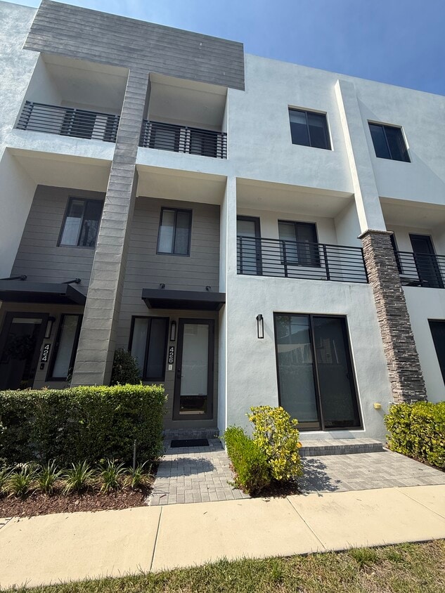 Photo - 426 SE 12th Ct (Fort Lauderdale, FL)