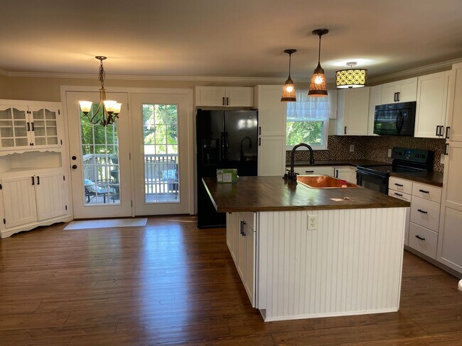 Building Photo - Wonderful home with 3 bedrooms