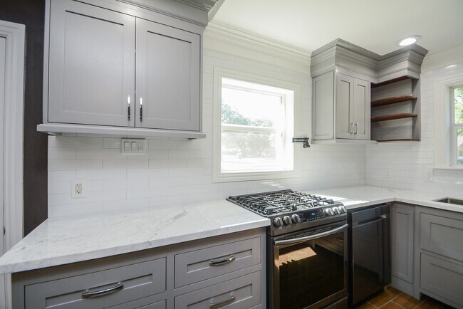 Building Photo - 12315 Maxim Dr