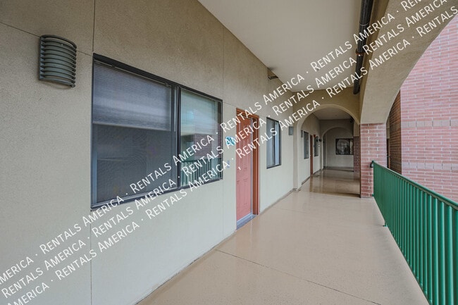 Building Photo - Perfect Central Location!!