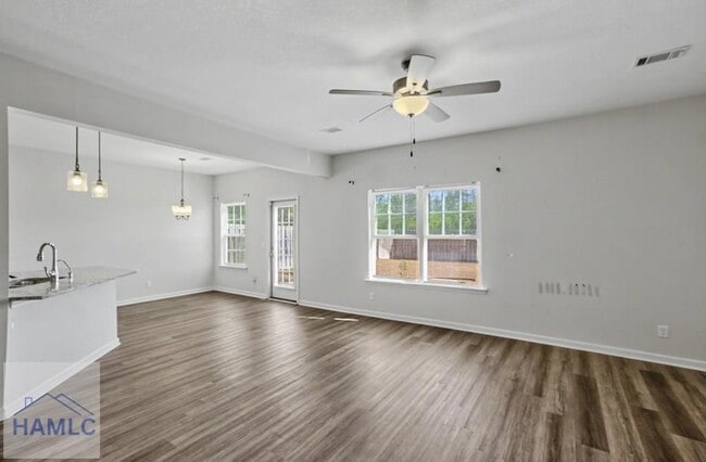 Foto del edificio - 121 Battalion Ln