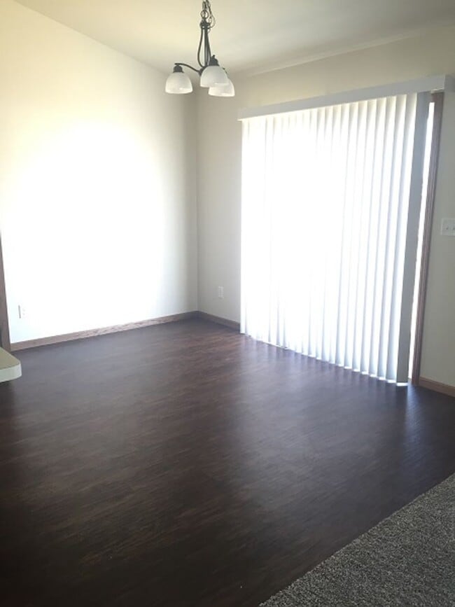 Building Photo - 932 Eaglewood Ave