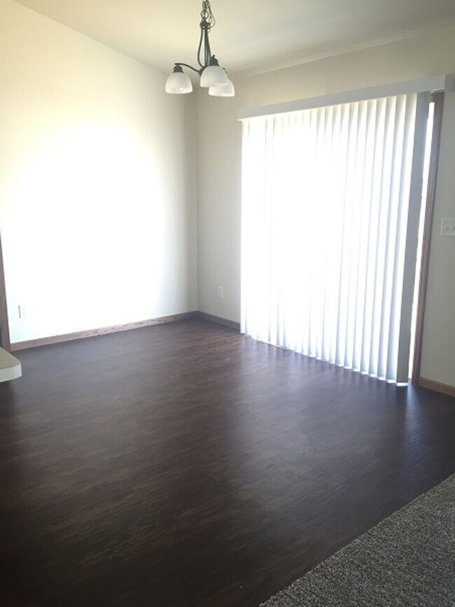 Foto del edificio - 932 Eaglewood Ave