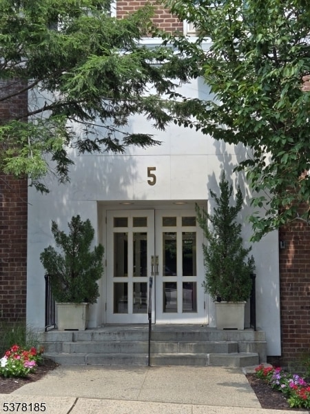 Building Photo - 5 Roosevelt Pl