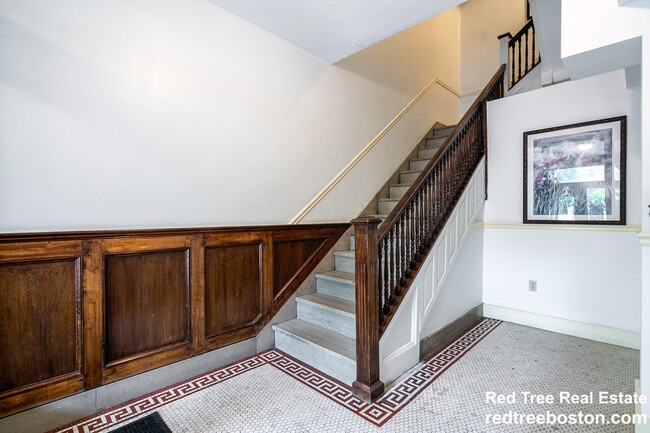 Building Photo - 1404 Beacon St