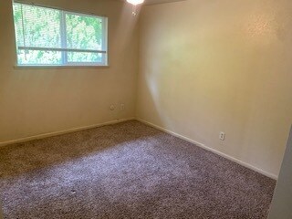 Foto del edificio - 2 bed 1 bath spacious duplex off State St.