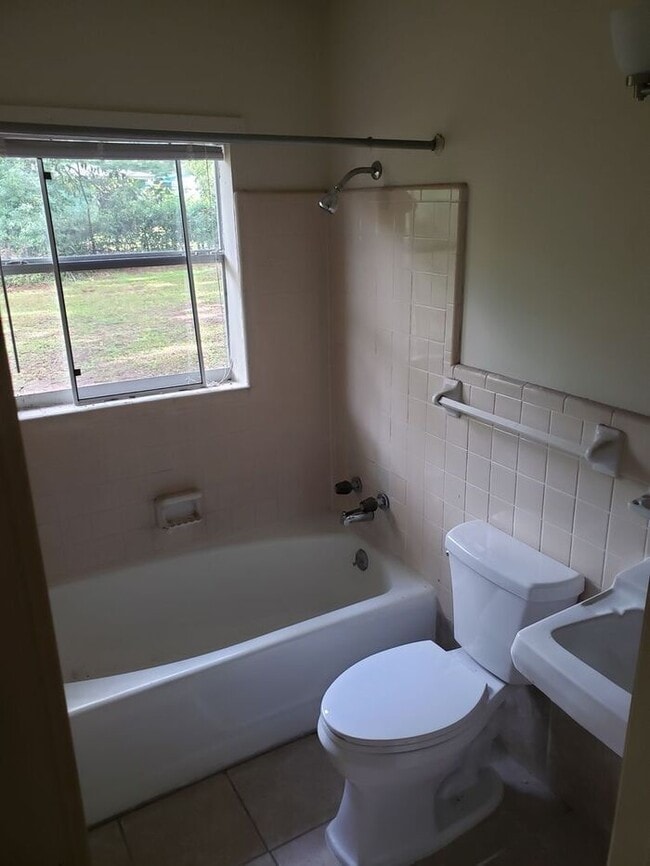 Building Photo - 3bedrooms 1 Bath Single Family Home In Spe...