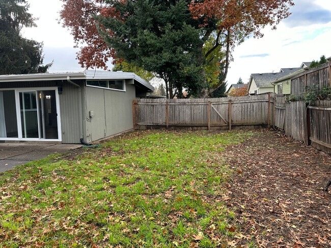 Building Photo - Beautifully updated 2 bedroom 1 bath duple...