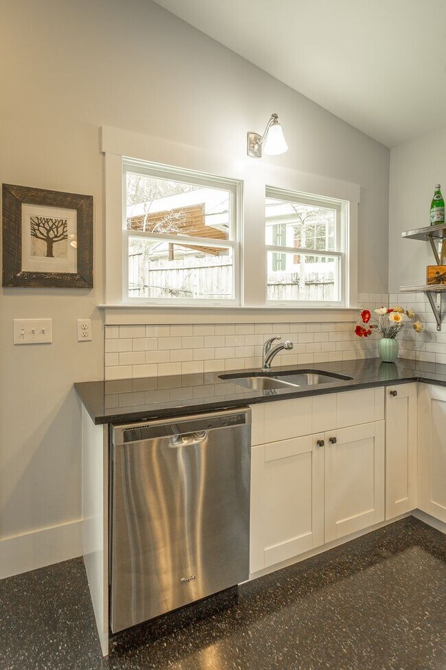 Building Photo - Charming Bungalow at 1044 Dartmouth!