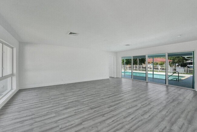 Building Photo - 936 Brookdale Dr