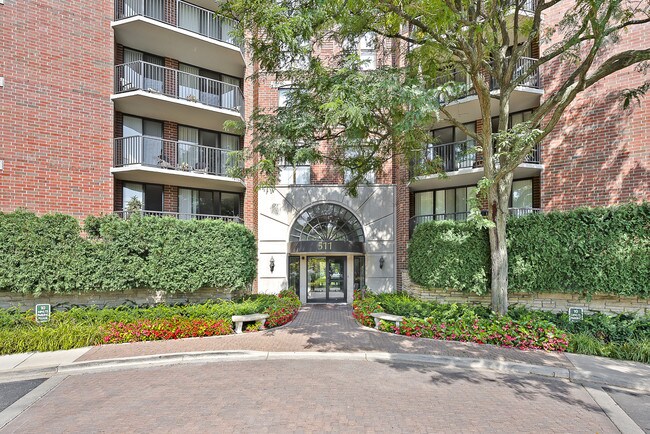 Building Photo - 511 Aurora Ave