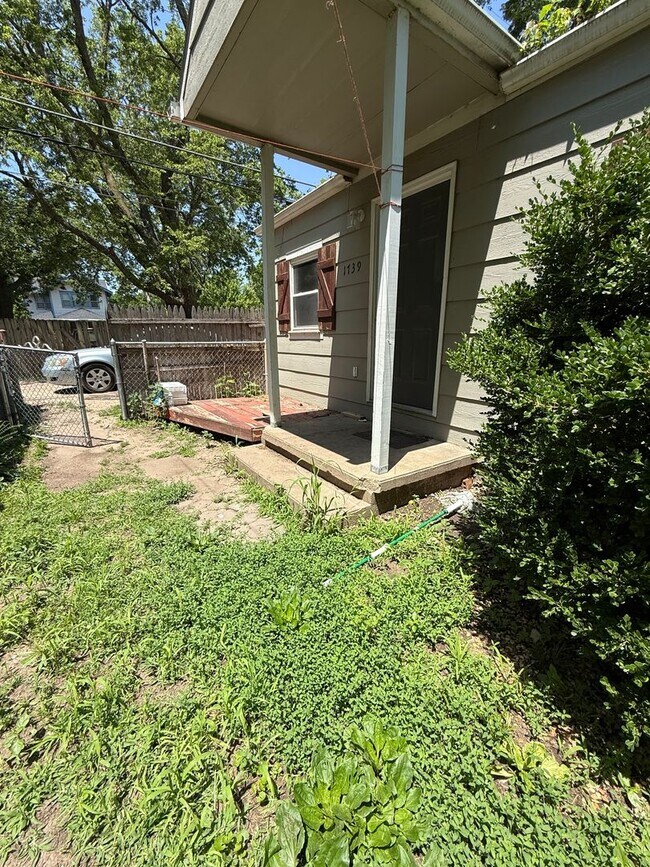 Building Photo - Charming 1 Bedroom Home
