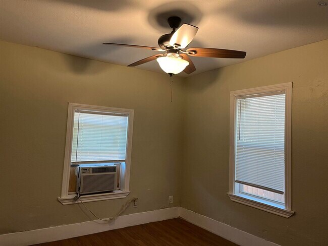 Foto del edificio - 2204 Ave J