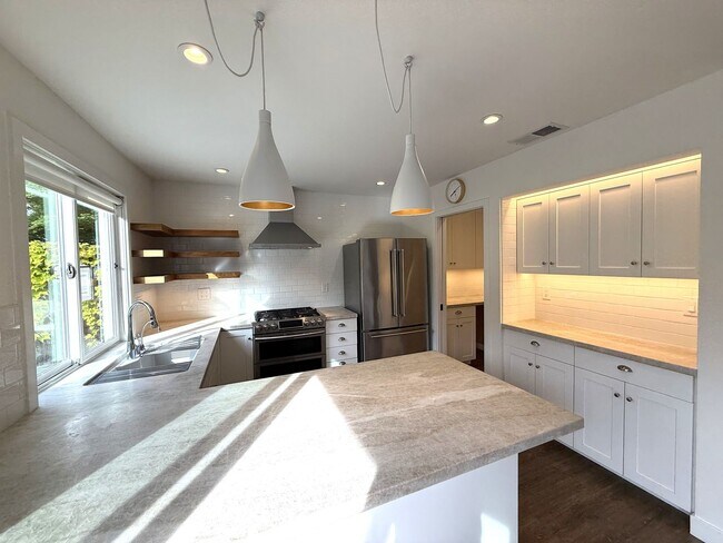 Foto del edificio - STUNNING THREE BEDROOM PLUS OFFICE MARINER GREEN CONDO WITH GREAT OUTDOOR SPACE