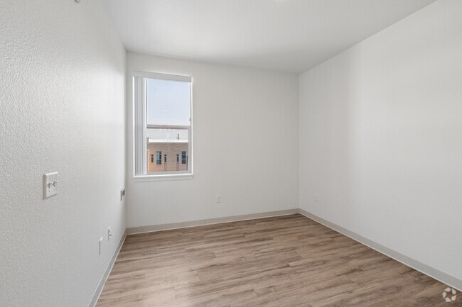 3 habitaciones, 2 baños - 1127 pies cuadrados - Dormitorio principal - Indy Street Flats