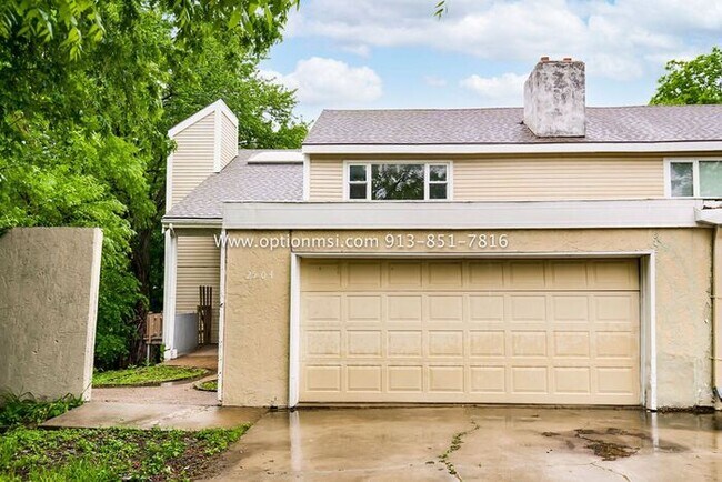 Foto del edificio - Spacious duplex near KU!