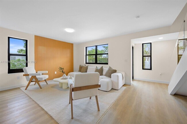 Foto del edificio - 7994 Crespi Blvd